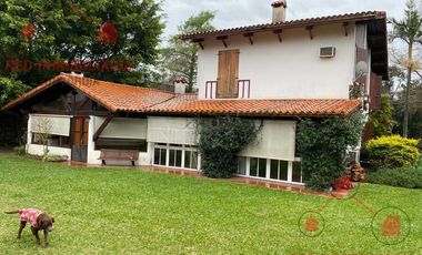 Casa en  espectacular estado, con un parque con pileta de natación. Ubicación privilegiada.-