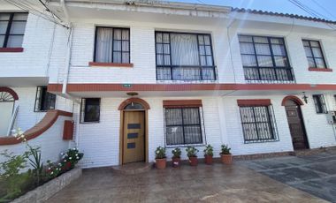 Casa amoblada en conjunto privado, con terraza y ubicación estratégica, Mañosca, Quito Centro Norte