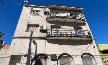 Departamento de tres ambientes con balcon en Villa Dominico