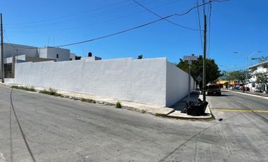 Terreno en esquina ideal para sala de exhibición o comercio.