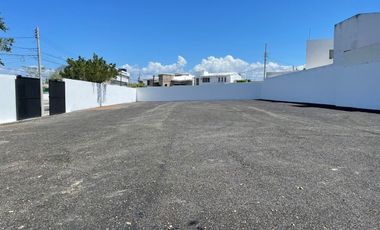 Terreno en esquina ideal para sala de exhibición o comercio.