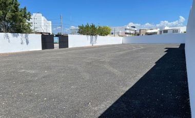 Terreno en esquina ideal para sala de exhibición o comercio.