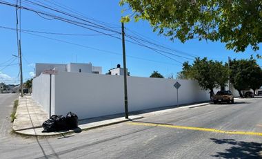 Terreno en esquina ideal para sala de exhibición o comercio.