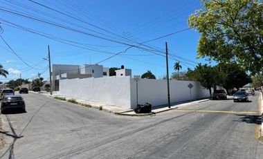 Terreno en esquina ideal para sala de exhibición o comercio.