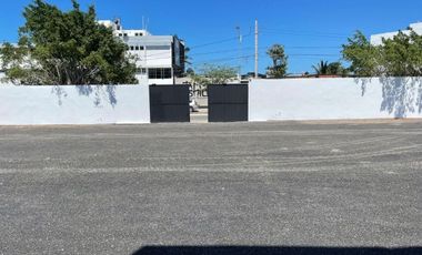 Terreno en esquina ideal para sala de exhibición o comercio.