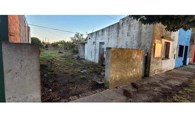 Venta casa a reciclar en excelente ubicación.