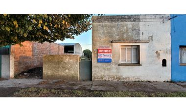 Venta casa a reciclar en excelente ubicación.