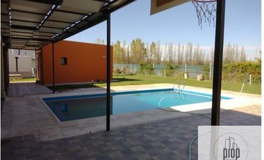 Venta casa 4 dormitorios en Comahue Golf Club