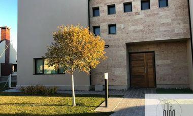Venta casa 4 dormitorios en Comahue Golf Club