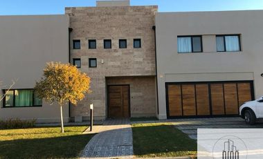 Venta casa 4 dormitorios en Comahue Golf Club