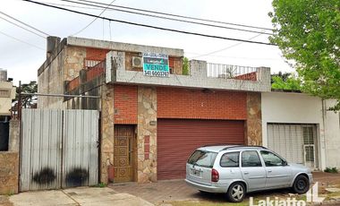 Casa 3 dorm con local y cochera 20 vehiculos en venta - Chubut 7100 - Belgrano