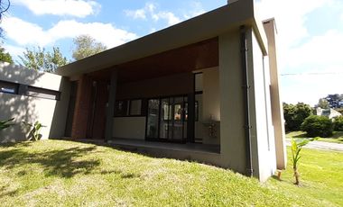 RETASADO -  CHALET DE DISEÑO A ESTRENAR ZONA CAPILLA - SIERRA DE LOS PADRES.