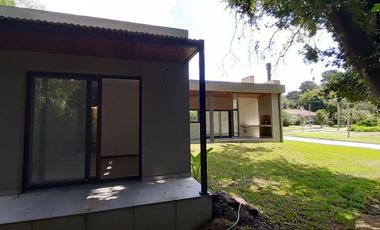 RETASADO -  CHALET DE DISEÑO A ESTRENAR ZONA CAPILLA - SIERRA DE LOS PADRES.