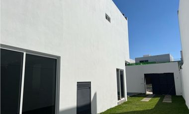 EN VENTA PROPIEDAD NUEVA AL SUR DE CUERNAVACA ESTILO MODERNO