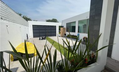 RESIDENCIA NUEVA EN VENTA  CON DISEÑO EN 1 NIVEL SEGURIDAD ALBERCA
