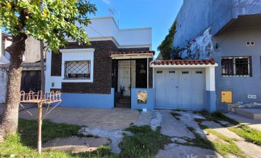 Venta de casa de 4 ambientes con cochera en Avellaneda