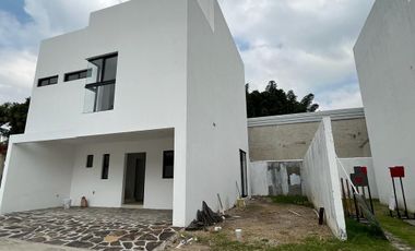 Casa en Nueva en Venta Fraccionamiento Los Pinos , Bugambilias