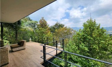 Venta de casa en Llanogrande. Parcelación con lote muy independiente.