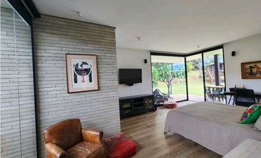 Venta de casa en Llanogrande. Parcelación con lote muy independiente.