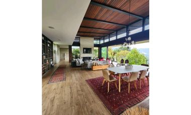 Venta de casa en Llanogrande. Parcelación con lote muy independiente.
