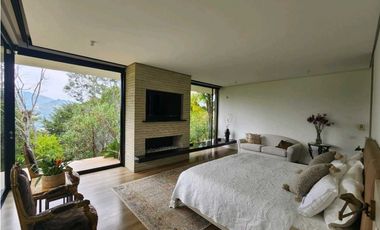 Venta de casa en Llanogrande. Parcelación con lote muy independiente.