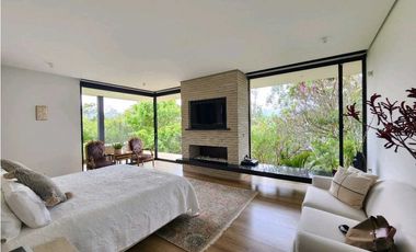 Venta de casa en Llanogrande. Parcelación con lote muy independiente.