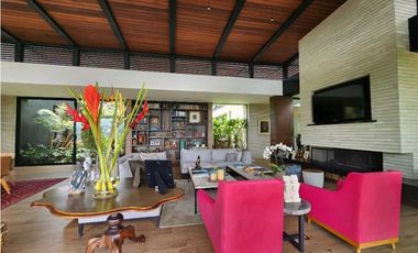 Venta de casa en Llanogrande. Parcelación con lote muy independiente.