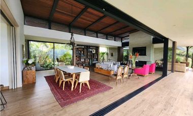 Venta de casa en Llanogrande. Parcelación con lote muy independiente.
