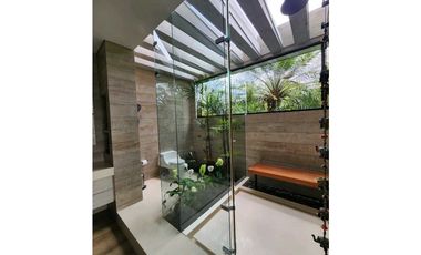 Venta de casa en Llanogrande. Parcelación con lote muy independiente.