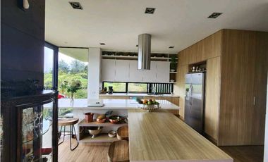 Venta de casa en Llanogrande. Parcelación con lote muy independiente.