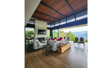 Venta de casa en Llanogrande. Parcelación con lote muy independiente.
