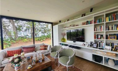 Venta de casa en Llanogrande. Parcelación con lote muy independiente.