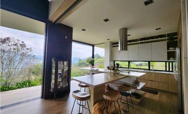 Venta de casa en Llanogrande. Parcelación con lote muy independiente.
