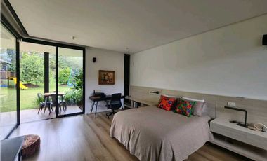 Venta de casa en Llanogrande. Parcelación con lote muy independiente.