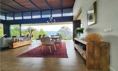 Venta de casa en Llanogrande. Parcelación con lote muy independiente.