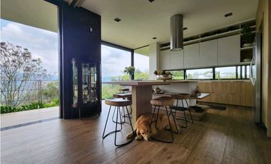 Venta de casa en Llanogrande. Parcelación con lote muy independiente.