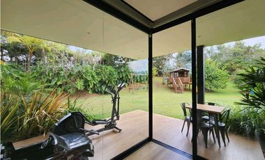 Venta de casa en Llanogrande. Parcelación con lote muy independiente.