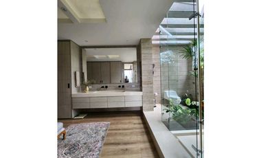 Venta de casa en Llanogrande. Parcelación con lote muy independiente.
