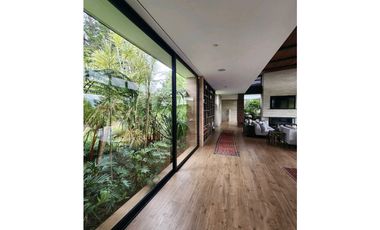 Venta de casa en Llanogrande. Parcelación con lote muy independiente.