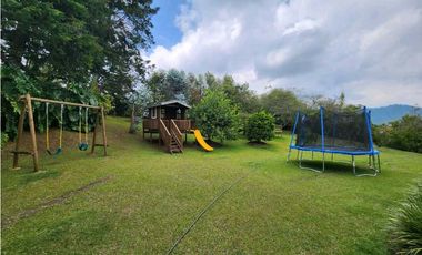 Venta de casa en Llanogrande. Parcelación con lote muy independiente.