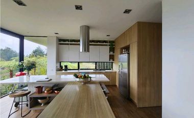 Venta de casa en Llanogrande. Parcelación con lote muy independiente.