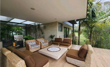 Venta de casa en Llanogrande. Parcelación con lote muy independiente.