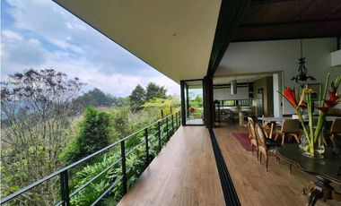 Venta de casa en Llanogrande. Parcelación con lote muy independiente.
