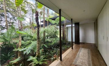 Venta de casa en Llanogrande. Parcelación con lote muy independiente.