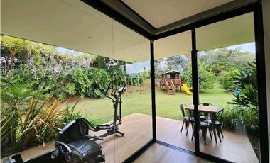 Venta de casa en Llanogrande. Parcelación con lote muy independiente.