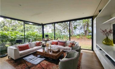 Venta de casa en Llanogrande. Parcelación con lote muy independiente.