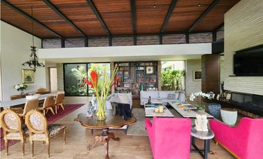 Venta de casa en Llanogrande. Parcelación con lote muy independiente.