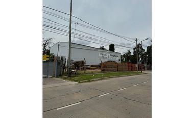 GALPÓN EN GRAN ESQUINA EN ALQUILER SOBRE PANAMERICANA