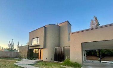 Casa en venta de 4 dormitorios c/ cochera en San Rafael