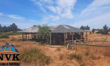 Terreno de 12.500 mts2 con cabaña en construcción se vende
